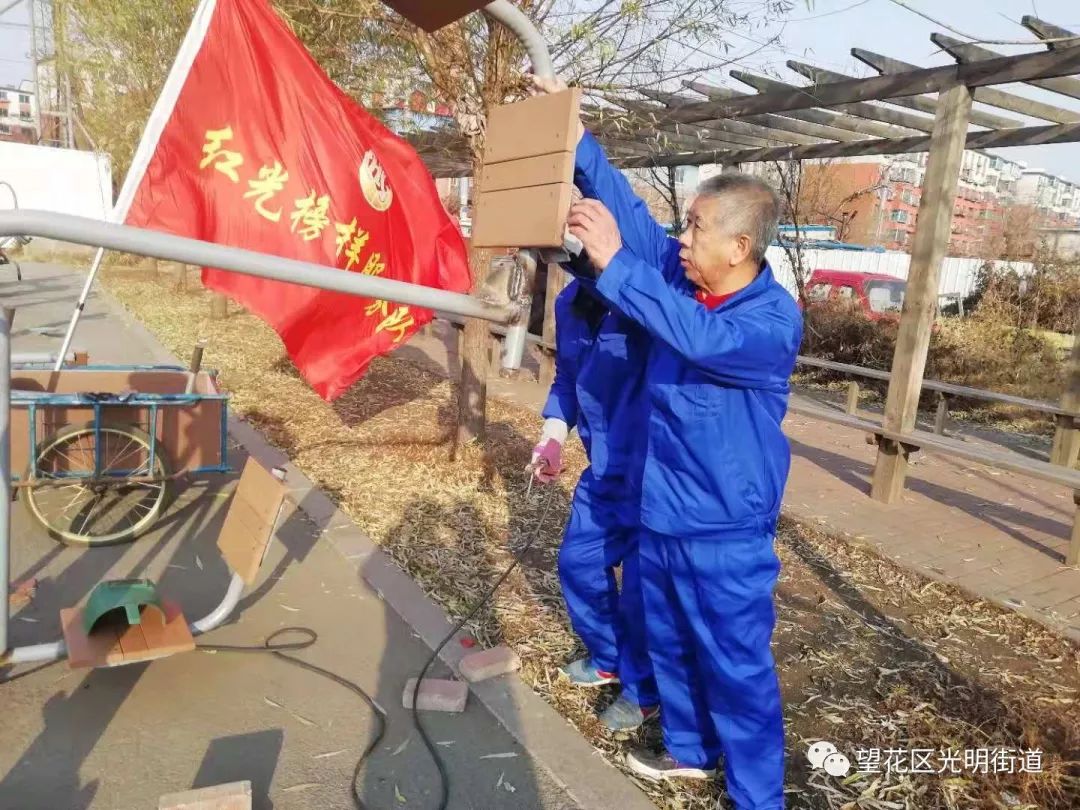 pg麻将胡了 光明街道“红光榜样”健身器材维修队打造惠民服务“红色名片”